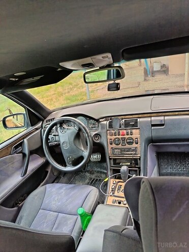 Mercedes E 240 2000, 250,000 km - 2.6 l - İmişli