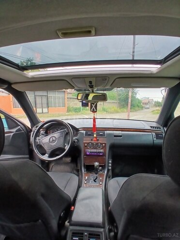 Mercedes E 230 1995, 318,000 km - 2.3 l - Quba