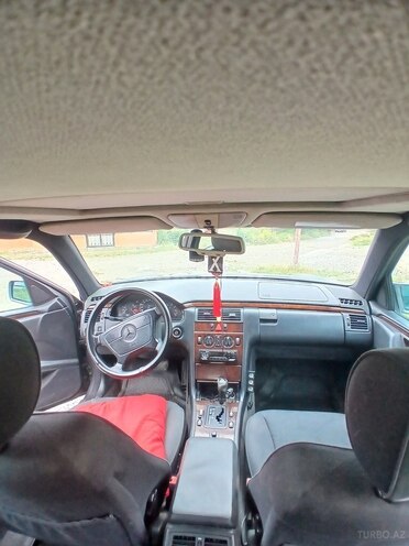Mercedes E 230 1995, 318,000 km - 2.3 l - Quba