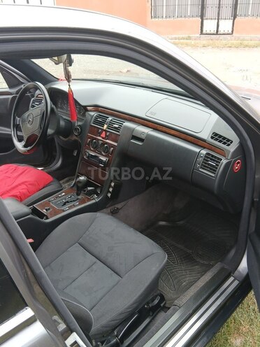 Mercedes E 230 1995, 318,000 km - 2.3 l - Quba