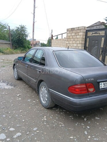 Mercedes E 230 1995, 318,000 km - 2.3 l - Quba