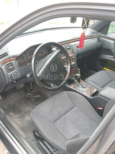 Mercedes E 230 1995, 318,000 km - 2.3 l - Quba