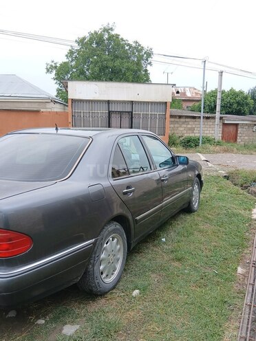 Mercedes E 230 1995, 318,000 km - 2.3 l - Quba