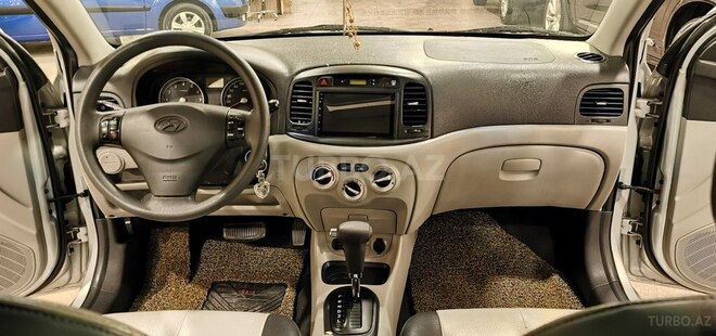 Hyundai Accent-15