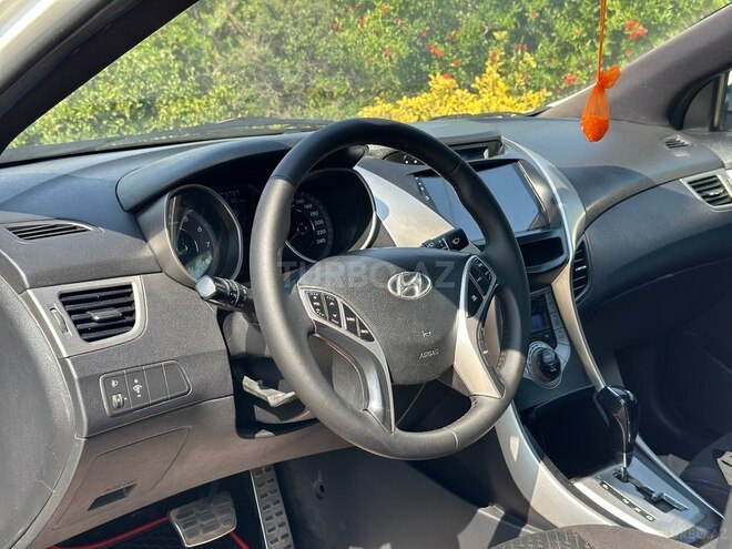 Hyundai Elantra-12