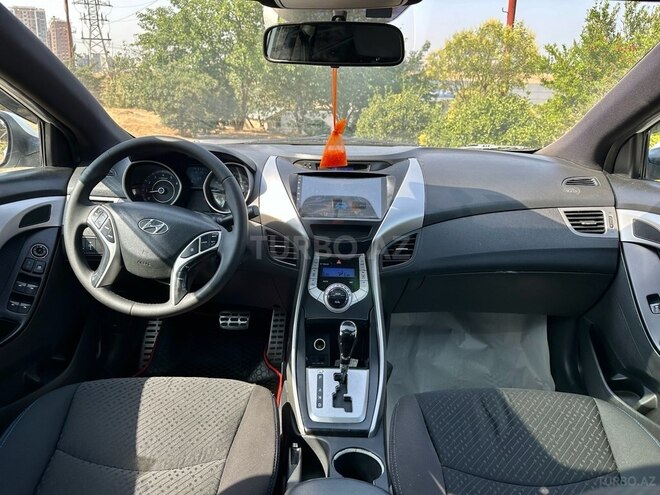 Hyundai Elantra-11
