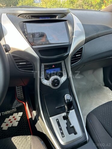 Hyundai Elantra-13
