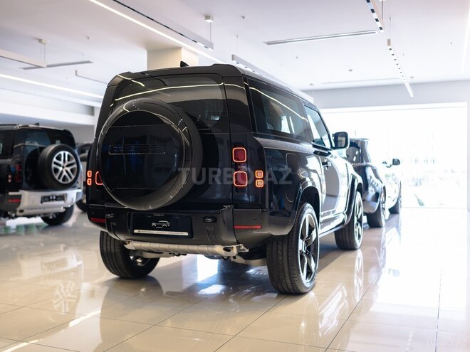Land Rover Defender-7