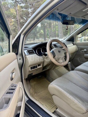 Nissan Tiida-13
