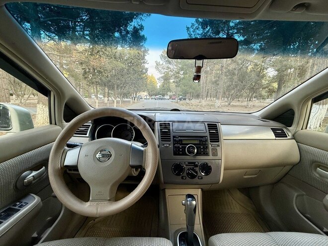 Nissan Tiida-12