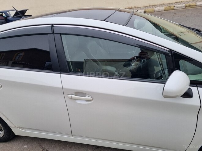 Toyota Prius-12