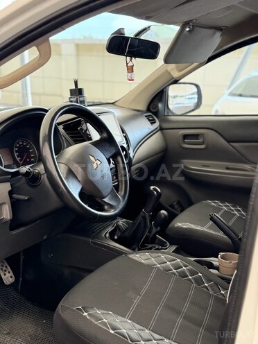 Mitsubishi L200-10