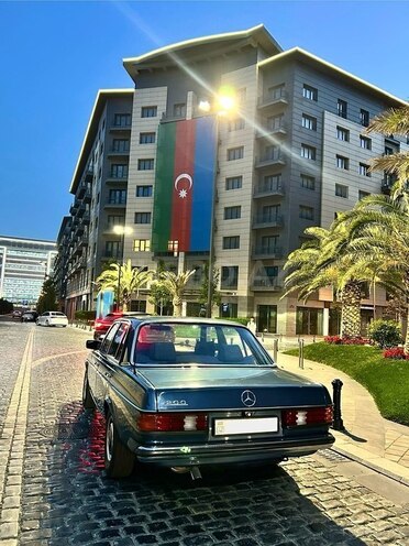 Mercedes E 200 1984, 150,000 km - 2.0 l - Bakı