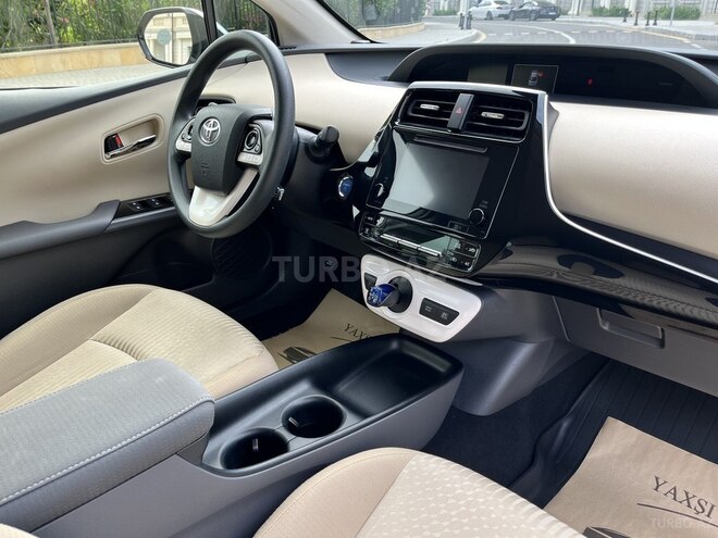 Toyota Prius-12