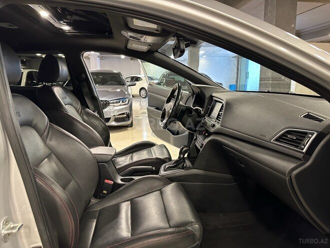 Hyundai Elantra-11