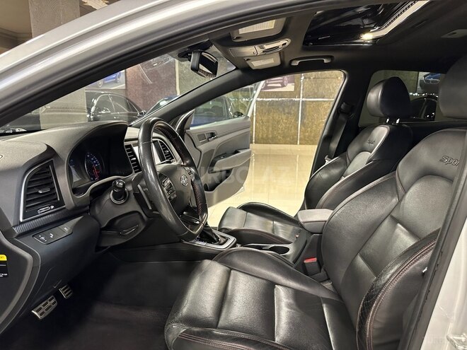 Hyundai Elantra-12