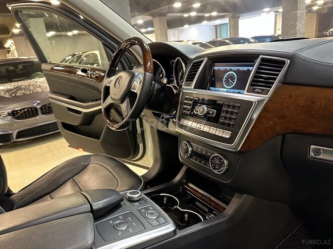 Mercedes GL 500 4MATIC-10