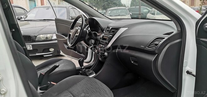 Hyundai Accent-15