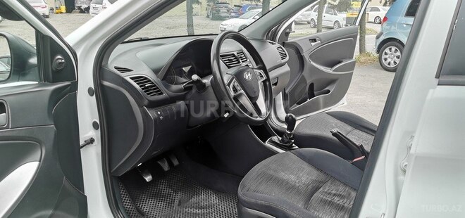 Hyundai Accent-17