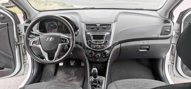 Hyundai Accent-14
