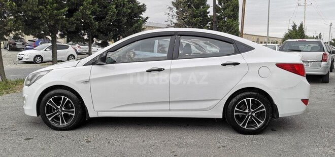 Hyundai Accent-4