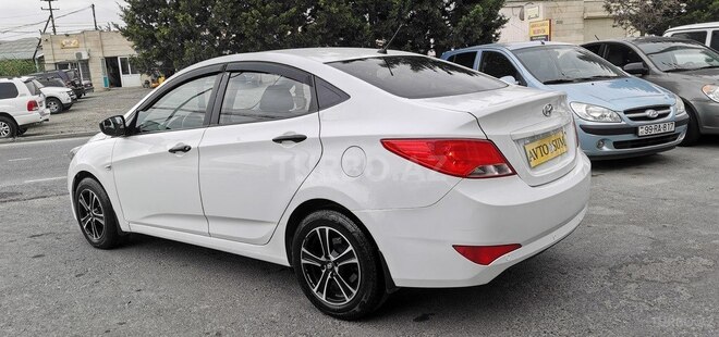 Hyundai Accent-2