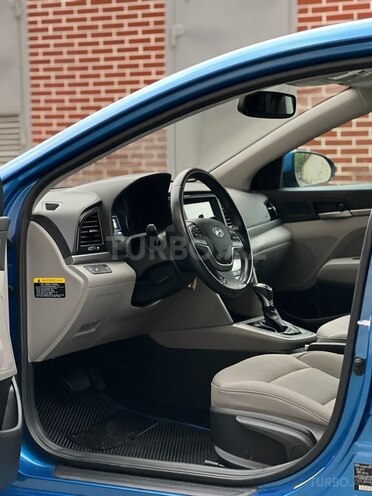 Hyundai Elantra 2017, 8,500 km - 2.0 л - Zaqatala