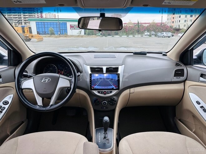 Hyundai Accent-11