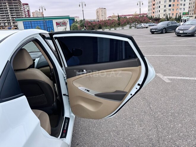 Hyundai Accent-15