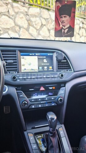 Hyundai Elantra-11
