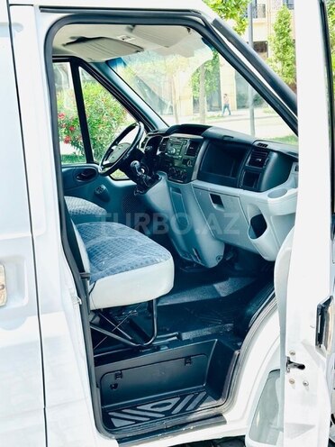 Ford Transit-17