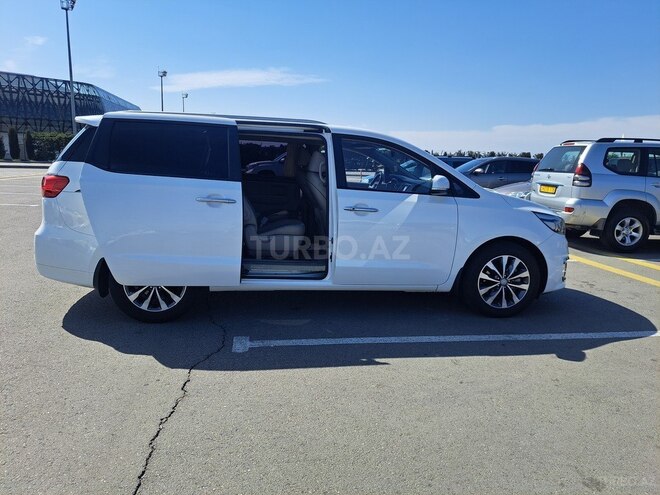 Kia Carnival-5