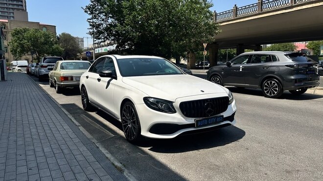 Mercedes E 200 d-3