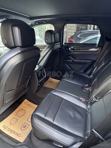 Porsche Cayenne-4