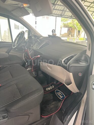 Ford Tourneo Custom 2014, 300,000 km - 2.2 l - Qax