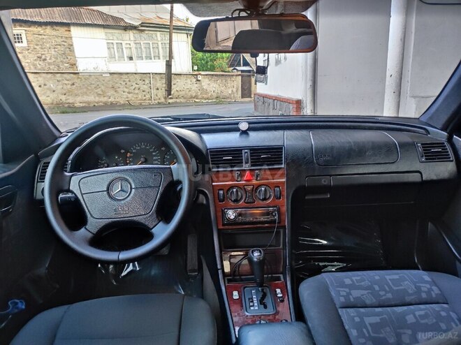 Mercedes C 200 2015, 384,444 km - 2.0 l - Qax