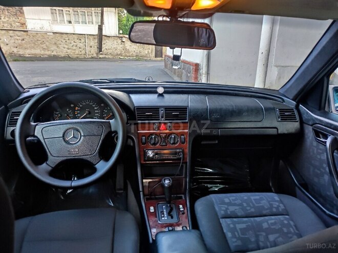 Mercedes C 200 2015, 384,444 km - 2.0 l - Qax