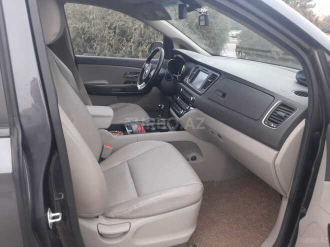 Kia Carnival-9