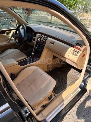 Mercedes E 200 1999, 300,000 km - 2.0 л - Sabirabad