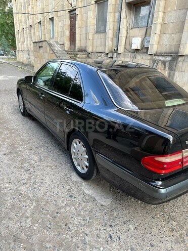 Mercedes E 200 1999, 300,000 km - 2.0 л - Sabirabad