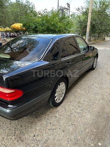Mercedes E 200 1999, 300,000 km - 2.0 л - Sabirabad
