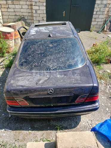 Mercedes E 240 2000, 320,000 km - 2.4 l - Göyçay