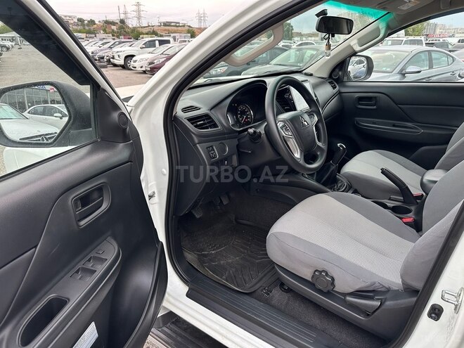 Mitsubishi L200-13