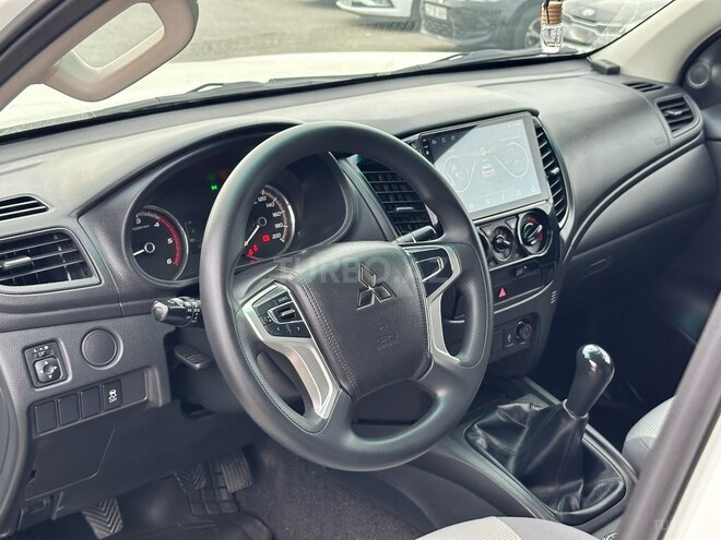 Mitsubishi L200-11