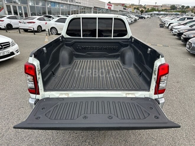 Mitsubishi L200-19