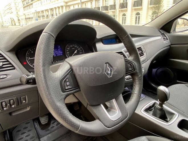 Renault Laguna-12