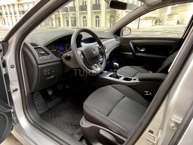 Renault Laguna-13