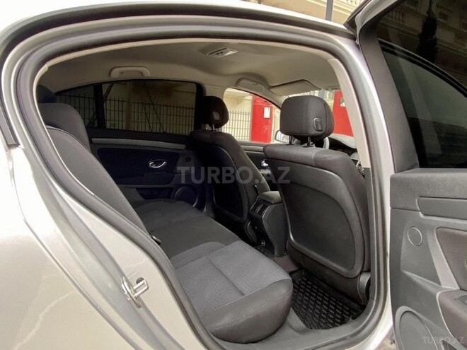 Renault Laguna-14