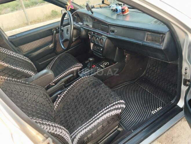 Mercedes 190 1992, 258,000 km - 2.0 l - Salyan