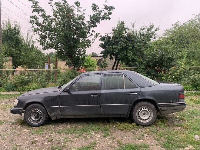 Mercedes E 220 1994, 195,888 km - 2.2 л - Quba